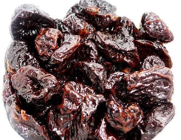 Чернослив промыть и замочить в роме на несколько часов.