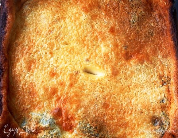 Форму достать из духовки и залить тестом.  Выпекать 10 минут, затем температуру уменьшить до 180 градусов и держать в духовке еще 30-40 минут. Готовность проверяется следующим образом - намочить в холодной воде острый нож и проткнуть середину. Если нож останется чистым, то пирог готов. (Видите на фото шрам от ножа?)