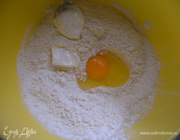 Тесто. Замесить тесто из указанных ингредиентов. Завернуть в пленку и отправить в холодильник на 30 минут. 