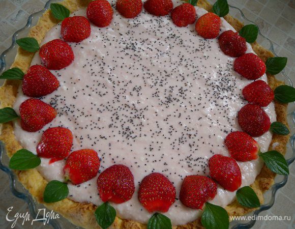 Немного застынет - выложить порезанную пополам клубнику. Посыпать маком. Вместо листочков клубники вложить листочки мяты. Опять отправить в холодильник. 