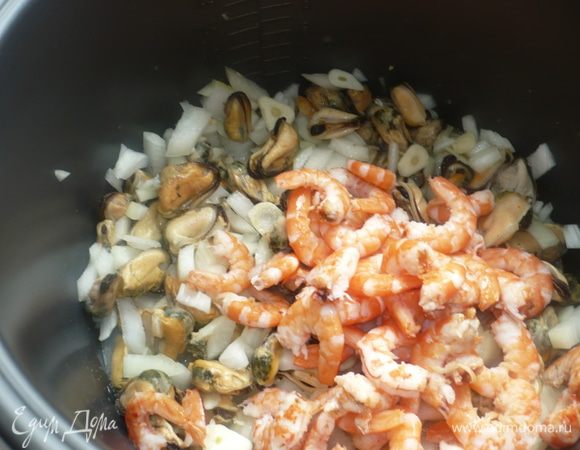 добавить креветки еще через 10 минут