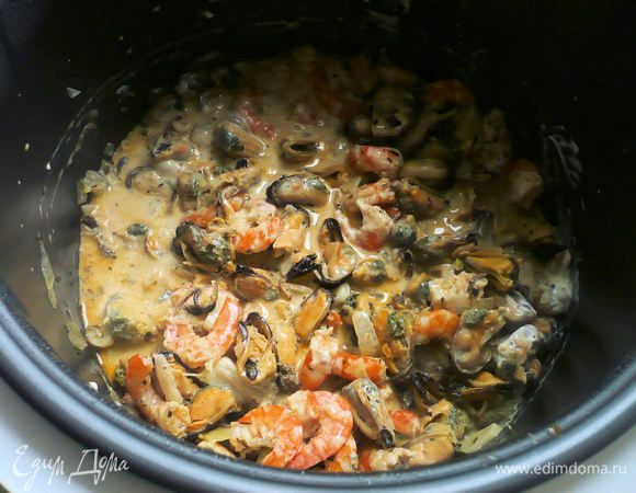 В мультиварку добавить сметану через 10 минут после лука