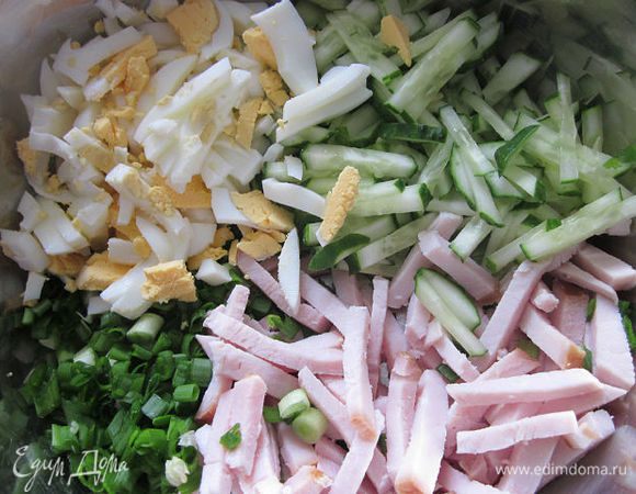 Лук мелко порезать, остальные компоненты нарезать соломкой. Заправить майонезом. Салат готов. Можно есть так, а можно залить квасом и получится очень вкусная окрошка.

 