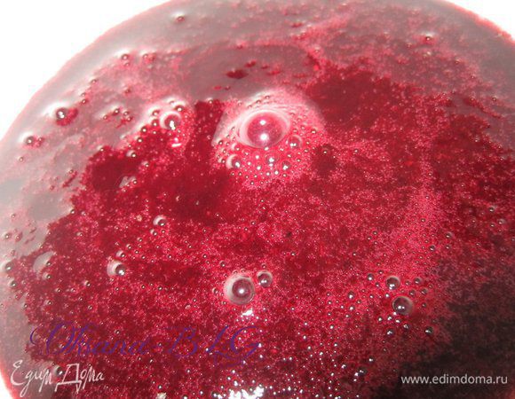 Ягоды перетереть через сито.