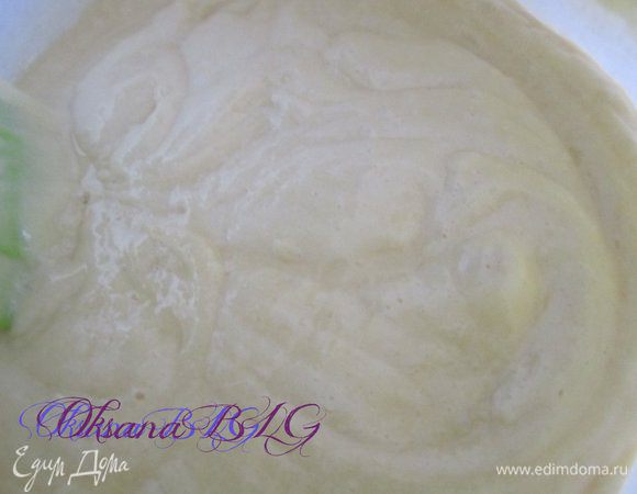 Яйца взбить с сахаром, добавить муку с разрыхлителем, хорошо перемешать. Добавить растительное масло.