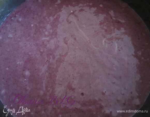 Форму застелить пергаментом, бока смазать растительным маслом.Тесто вылить в форму.