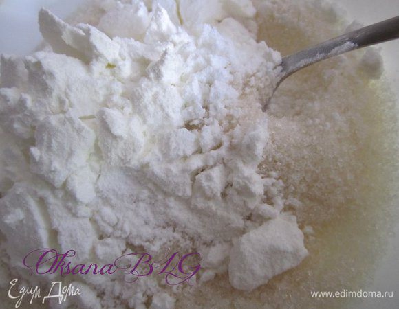 саха смешать с крахмалом, добавить яйца, все перетереть. Добавить 100 мл. молока.