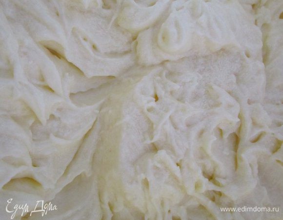 Охлажденный заварной крем взбить, ввести по 1 ст.л. масло в заварной крем.