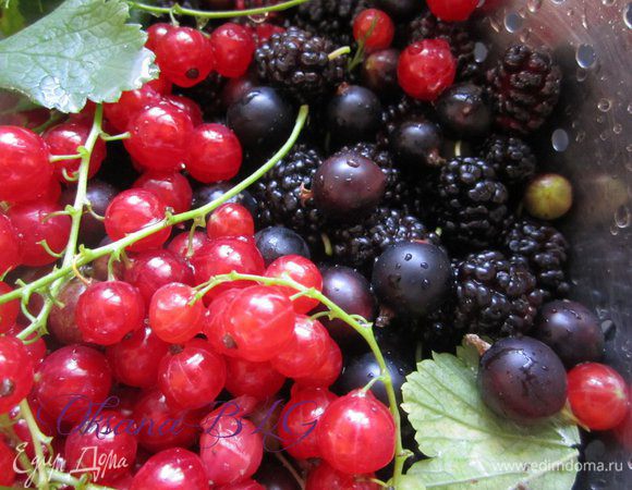 Ягоды для крема, вымыть, убрать листики и стебельки.