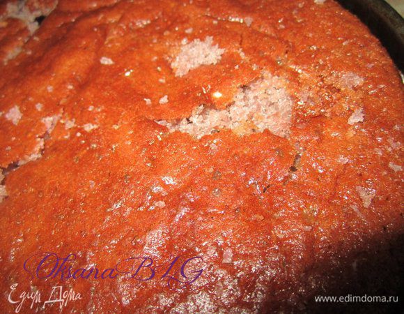 Нанести оставшийся крем, добавить ягоды, накрыть коржом. Поставить на 2-4 часа в холодильник.