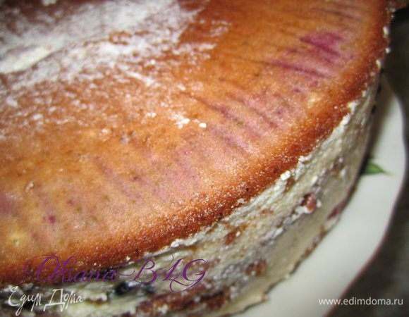 После охлаждения торт перевернуть на блюдо.