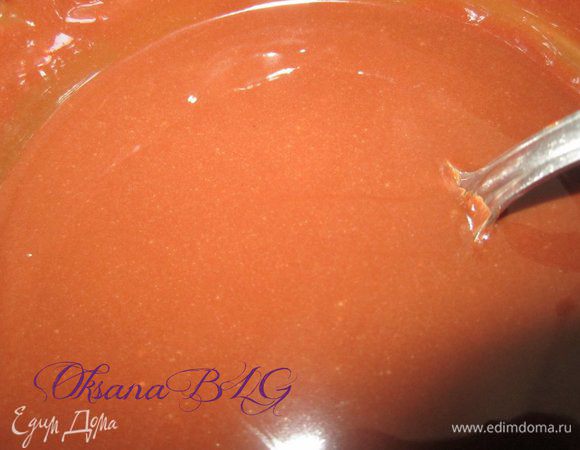 Приготовить глазурь. Шоколад растопить, добавить масло, хорошо перемешать.