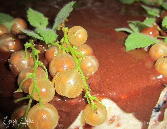 Украсить по желанию ягодами.