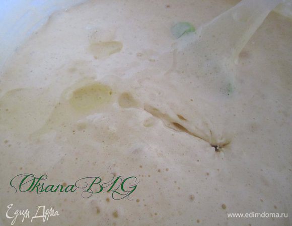 Яйца взбить с сахаром, до пышной массы. Добавить просеянную муку с разрыхлителем, растительное масло. все хорошо перемешать.