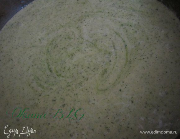 Форму застелить пергаментом, бока смазать растительным маслом. Вылить тесто.