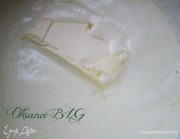 в одну часть сливок добавить белый шокоалда, перемешать чтобы он растворился. Добавить масло, хорошо перемешать. Охладить в холодильнике. Ганаш должен стать густым.