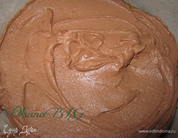 Нанести 1/2 часть черного ганаша.