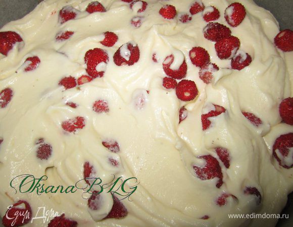 Добавить вымытую землянику.Накрыть коржом.