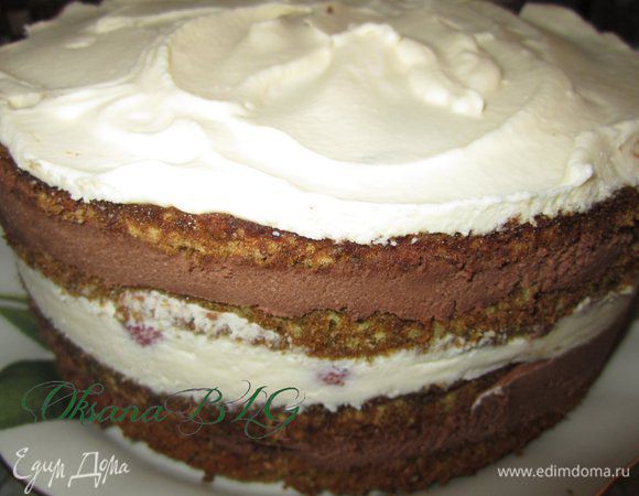 Не переворачивая, достать торт из формы.