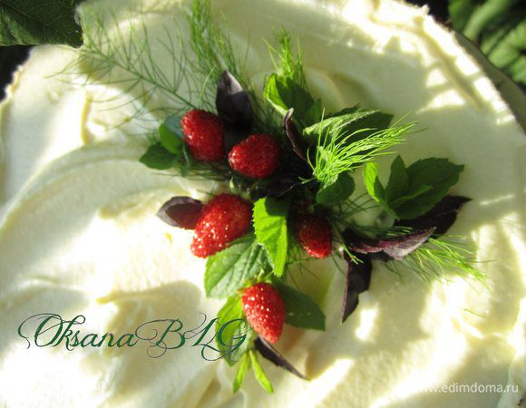 Украсить по желанию ягодами и мятой. Можно сверху нанести нити шоколадной глазури.