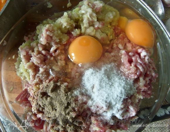 Мясо, кабачки и лук нарезать на небольшие куски. Пропустить все через мясорубку. Добавить к фаршу яйца, овсяные хлопья, соль, перец и тщательно все перемешать (желательно рукой). 