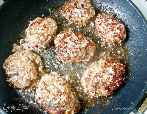 Сформировать котлетки и обжарить до золотистой корочки на растительном масле. Переложить на отдельную тарелку. 
