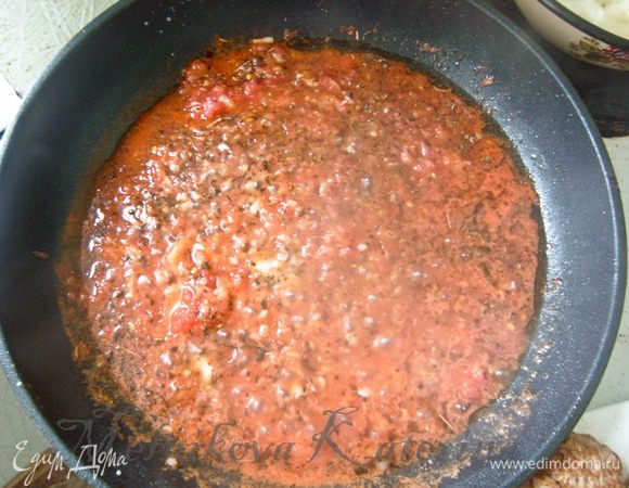Для соуса помидоры натереть на терке (кожуру не тереть). На сковороду или сотейник с небольшим количеством растительного масла вылить томатное пюре с соком. Добавить к нему чеснок, пропущенный через пресс, соль, перец, орегано, бульон/воду и тушить несколько минут. 