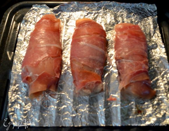 Курин.грудки посолить и поперчить, обернуть каждую грудку прошутто по 2 тонких ленты.Сбрызнуть олив. маслом.Выложим на противень с фольгой.Ставим в духовку.