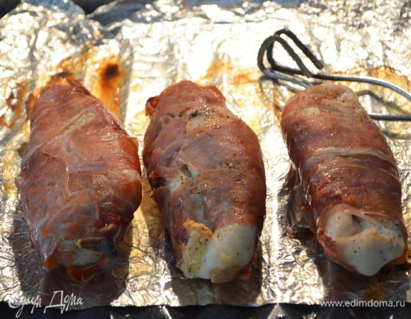 Делаем в духовке в режиме бройл или просто в духовке при тем-ре 200гр.Примерно 15-20 мин.в режиме бройл,если в духовке,то до готовности.
