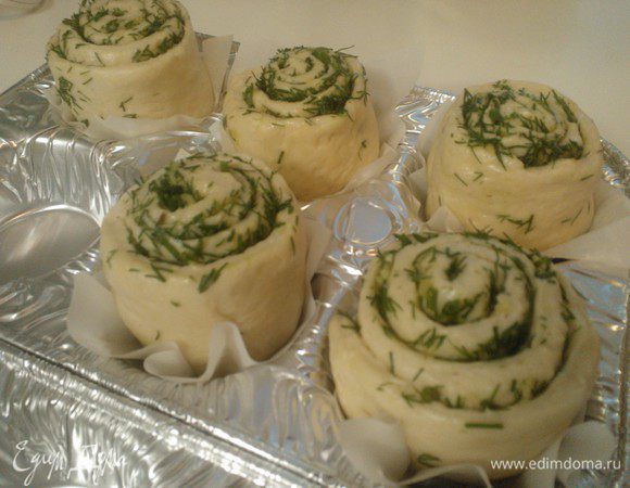 Укроп вымыть, высушить, мелко нарезать. Выдавить чеснок.
Тесто тонко раскатать, смазать маслом, укропом, чесноком, присыпать солью, завернуть в рулет и нарезать на 6 частей. Выложить их в формочки для кексов. Если формочки силиконовые то смазывать не обязательно.