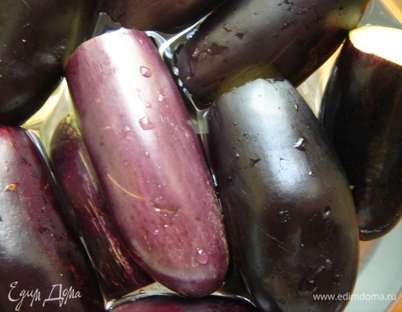 Баклажаны очистить от плодоножек и замочить в солёной воде на ночь.Утром баклажаны хорошенько отжать от лишней жидкости.Выложить на противень и запечь в духовке при 200*С(для газовой духовки прикрыть на первое время  баклажаны фольгой или пергаментом).Баклажаны немного сморщатся и осядут.Остудить.Надрезать вдоль,но не насквозь.
