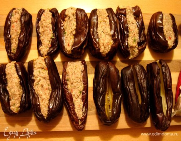 Грецкие орехи растолочь в ступке или пропустить через мясорубку.Из орехов должно выделиться масло,поэтому блендер нам не подходит.Лук мелко порезать и обжарить на растительном масле до мягкости.Кинзу мелко порезать.В ступке растолочь чеснок с солью и кориандром и перцем чили.Добавить чесночную смесь и кинзу в сковороду к луку,погасить огонь и хорошо перемешать.