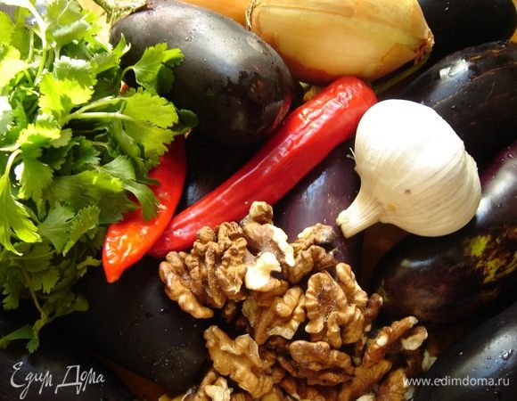 Наполнить начинкой баклажаны.Банки с широким горлышком тщательно вымыть и высушить-прогреть в духовке.Баклажаны сложить в банки горизонтально.Для маринада смешать растительное масло с винным уксусом в равных пропорциях(1х1)и залить этой смесью баклажаны.Если хочется большей маринованности,то можно добавить ещё уксуса.Нетерпеливым через 2 недели можно снимать пробу!Чем дольше стоят баклажаны,тем вкуснее становятся.Приятного аппетита!