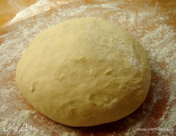 Дрожжи растереть с 1 ч.л.сахара и 2 ч.л.муки.Развести тёплым молоком и поставить в тёплое место на 5-7 минут.Муку просеять пару раз с солью и оставшимся сахаром.Яйца смешать со сметаной.Добавить в муку яичную смесь,ванильную эссенцию и дрожжи.Замесить мягкое тесто.Прикрыть влажным полотенцем и убрать в тёплое место на 50-60 минут.Можно приготовить тесто с вечера.Тогда миску с замешанным тестом затянуть пищевой плёнкой и убрать в холодильник.За ночь тесто подойдёт.