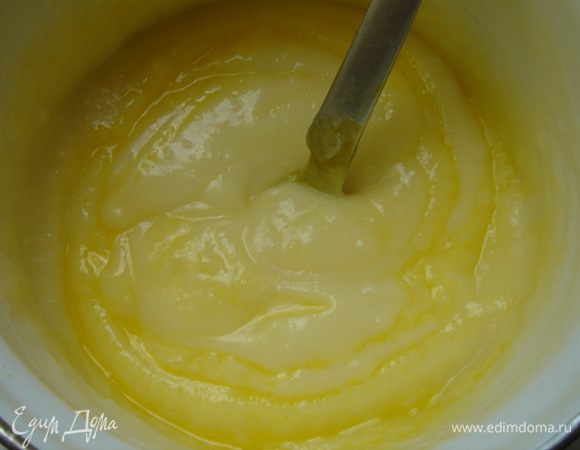 Для ванильного пудинга разогреть молоко.Смешать сахар,ванильный сахар с крахмалом,добавить взболтанное яйцо.Размешать.В яичную смесь тонкой струйкой влить горячее молоко,постоянно помешивая.Вернуть крем в кастрюльку и заварить крем,постоянно мешая,до готовности.Крем должен быть довольно густым.Остудить.