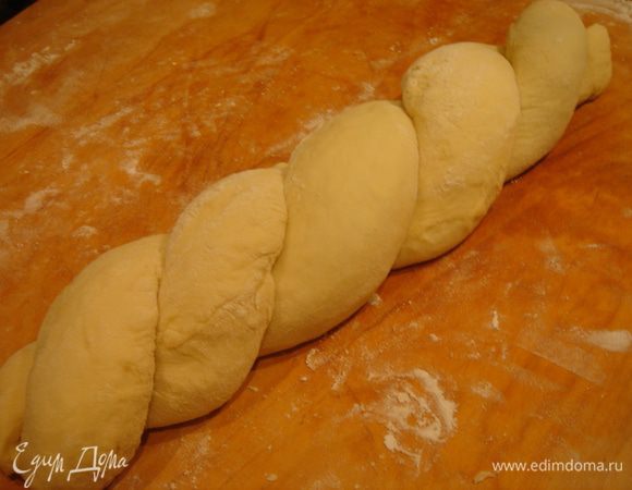 Свернуть каждый пласт в рулет и хорошенько защипнуть шов.Соединить по два рулета с разной начинкой между собой и свернуть их жгутом.Переложить на противень,выстеленный пергаментом,прикрыть полотенцем и оставить на 30 минут для расстойки.Смазать рулеты смесью молока и желтка,присыпать рубленными орехами(у меня бланшированный миндаль) и вдавить их немного.