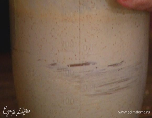 Желтки с сахаром взбивать миксером до получения пышной массы.