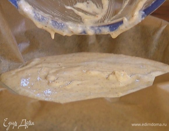 Выстелить форму бумагой для выпечки, выложить тесто и отправить в разогретую духовку на 25 минут.