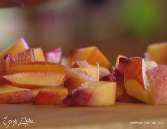 Нектарины, удалив косточки, нарезать дольками.