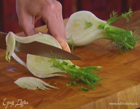 Фенхель тонко порезать, зеленые листики отложить.