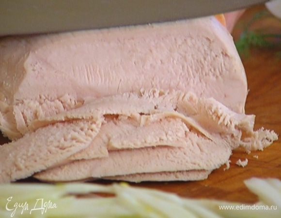 Куриную грудку предварительно отварить, затем нарезать тонкими полосками.