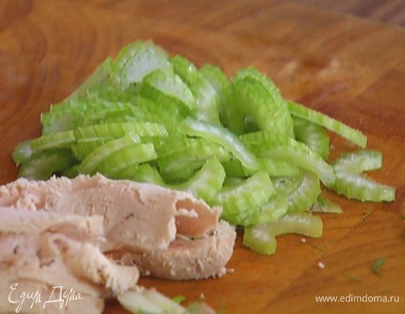 Сельдерей нарезать очень тонко.