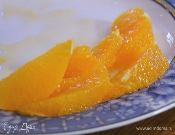 Цедру половинки апельсина натереть на мелкой терке, затем весь апельсин почистить и удалить перепонки, вырезав мякоть и сохранив выделившийся при этом сок.