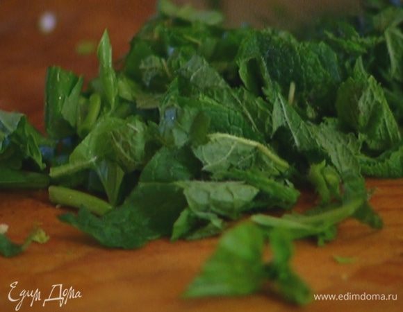 Листья базилика и мяты мелко порезать.