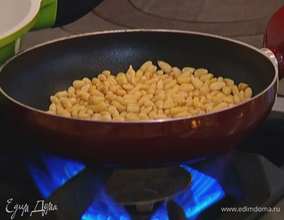 Орехи подсушить на сухой сковороде.
