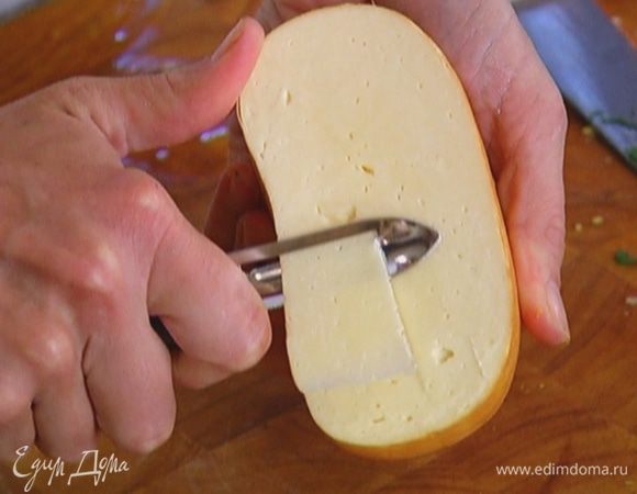 Сулугуни нарезать тонкими хлопьями (можно воспользоваться овощечисткой).