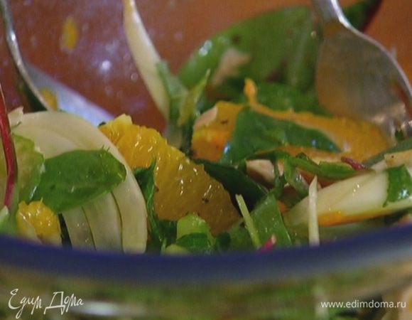 Выложить фенхель вместе с зелеными листиками в глубокую салатницу, добавить курицу, листья салата, сельдерей, цедру и мякоть апельсина вместе с соком, базилик и мяту, влить сироп шиповника, оливковое масло, посолить, поперчить и перемешать.