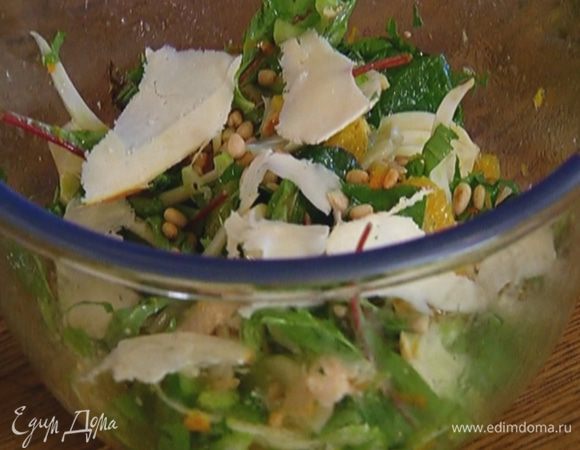 Салат посыпать орехами и сулугуни.