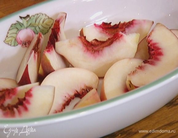 Персики, удалив косточки, нарезать дольками.