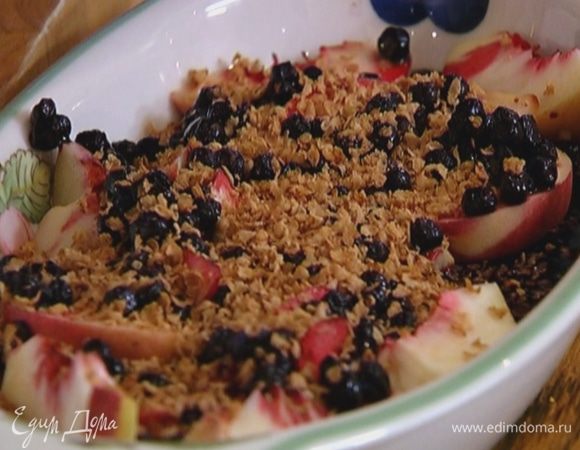 Выложить дольки персиков в жаропрочную керамическую форму, добавить чернику вместе с образовавшимся соком, влить виноградный сок и присыпать гречневыми хлопьями.